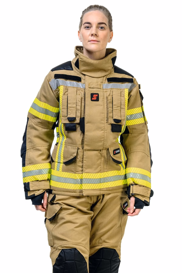 Feuerwehrfrau in der Schutzkleidung DYNAMATE PLUS WMN von S-GARD
